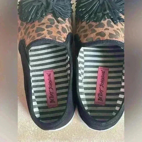 Betsy Johnson Dahni black, leopard slip on sneaker with Pom Pom; size 6.5 - Picture 4 of 4